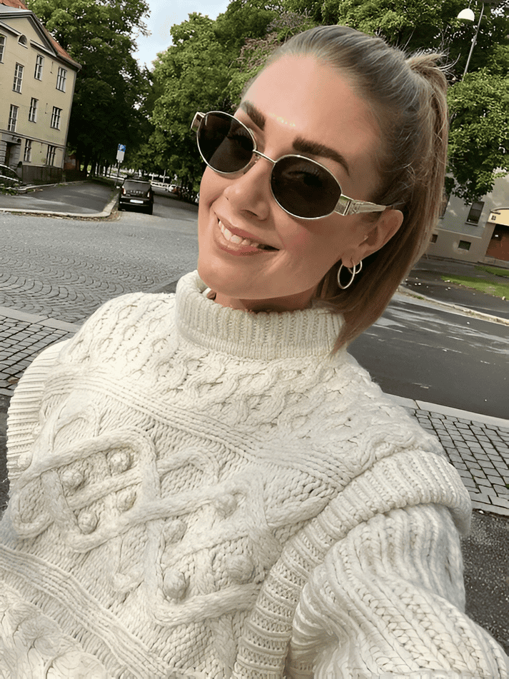 Elisandre™ | Dames Retro Ovale Zonnebril | Luxe Gouden Statement Montuur met UV-Bescherming en Brede Pootjes