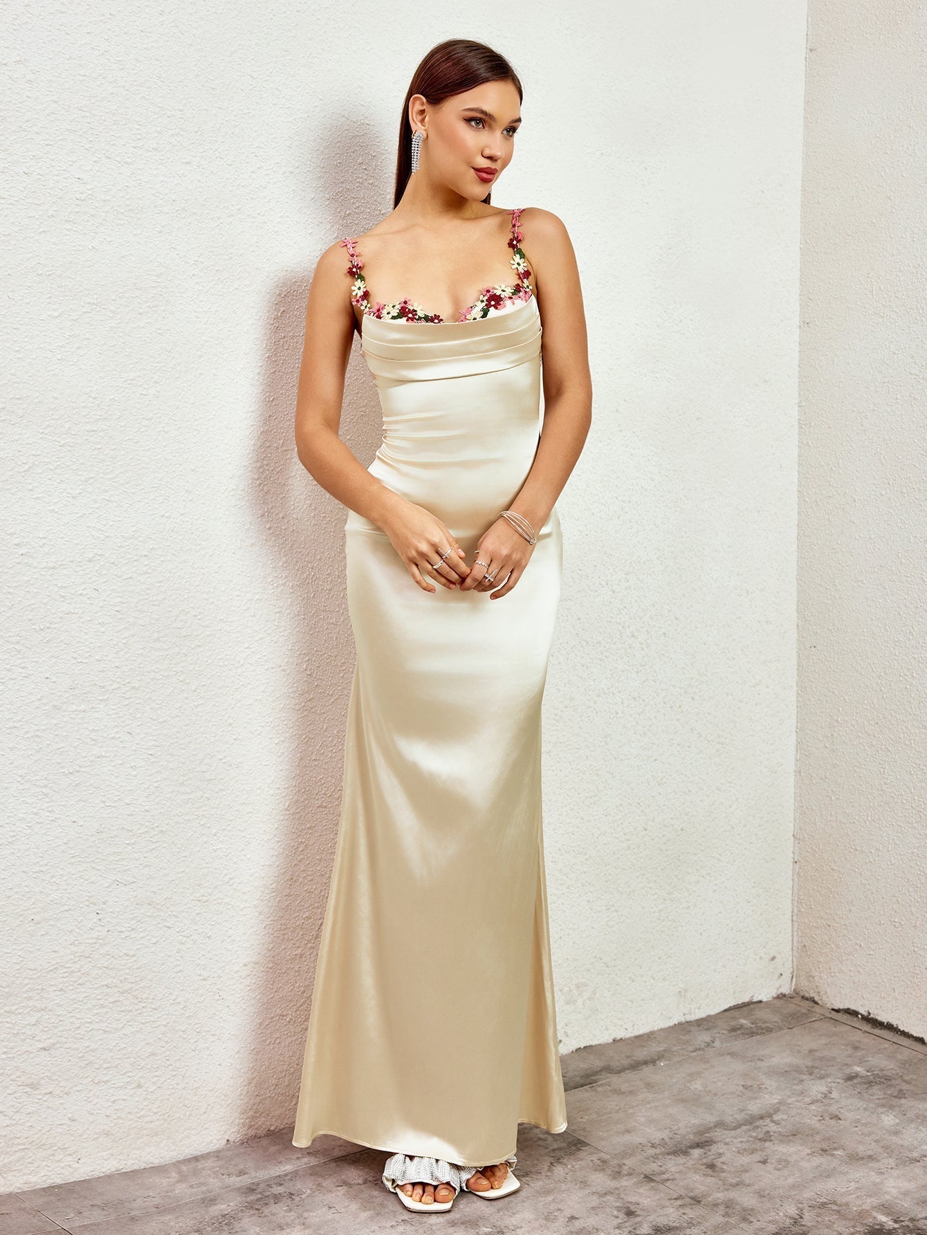 Serelina™ | Dames Satijnen Avondjurk met Bloemenbandjes | Luxe Gala Maxi-Jurk met Watervalhals en Glanzende Aansluitende Pasvorm