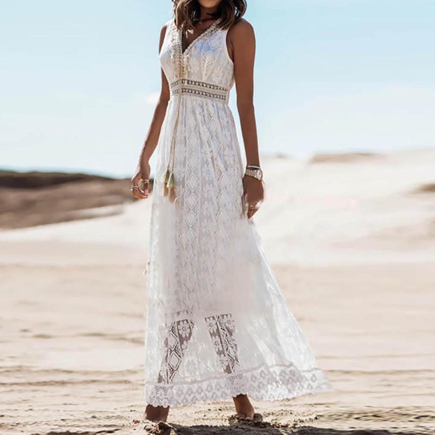 Sera™ | Witte Kanten Maxi-Jurk Dames | Bohemian Zomerjurk met Gouden Borduursels, V-Hals en Ondoorzichtige Onderrok