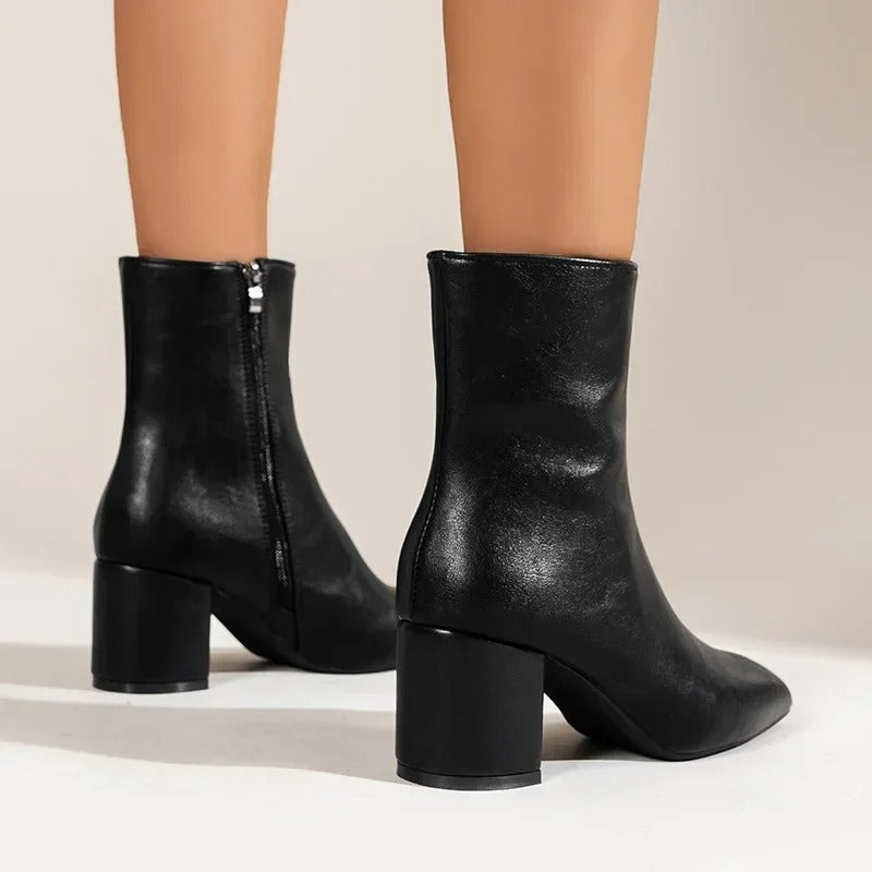 Vallora | Witte Enkellaarsjes Dames met Glanzende Laklook, Blokhak & Spitse Neus