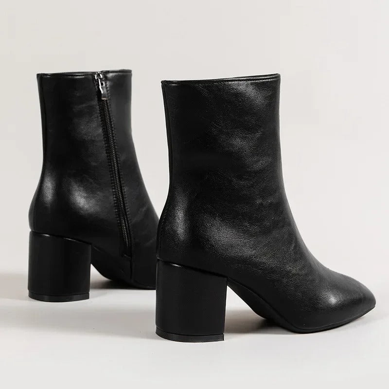Vallora | Witte Enkellaarsjes Dames met Glanzende Laklook, Blokhak & Spitse Neus