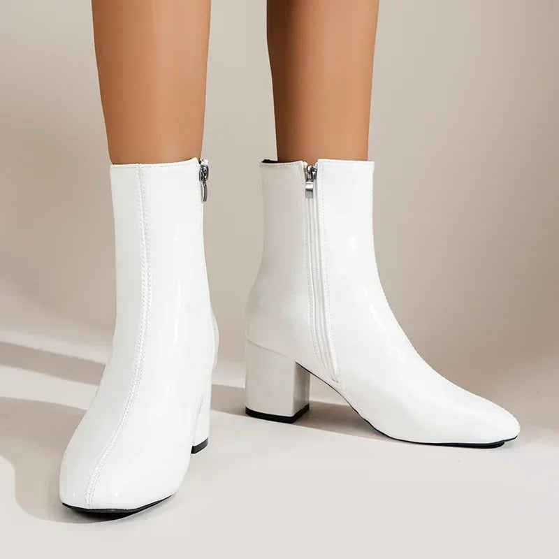 Vallora | Witte Enkellaarsjes Dames met Glanzende Laklook, Blokhak & Spitse Neus