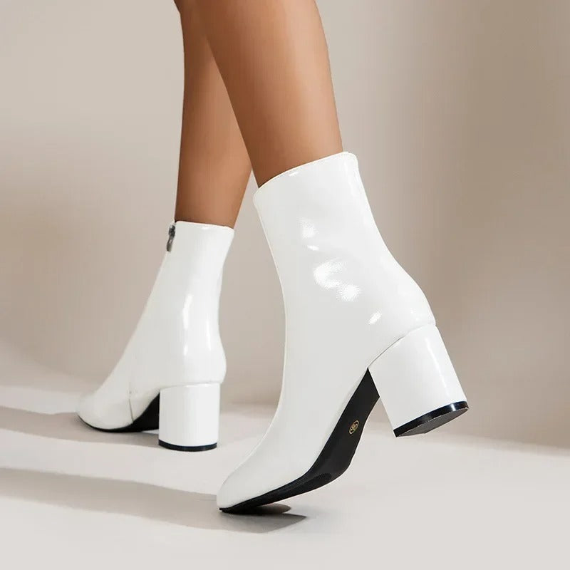 Vallora | Witte Enkellaarsjes Dames met Glanzende Laklook, Blokhak & Spitse Neus
