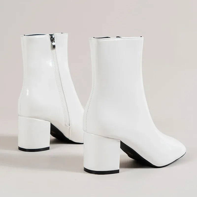 Vallora | Witte Enkellaarsjes Dames met Glanzende Laklook, Blokhak & Spitse Neus