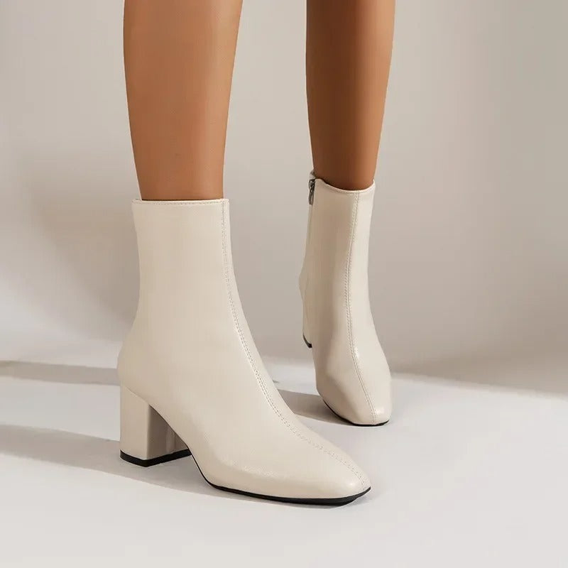 Vallora | Witte Enkellaarsjes Dames met Glanzende Laklook, Blokhak & Spitse Neus