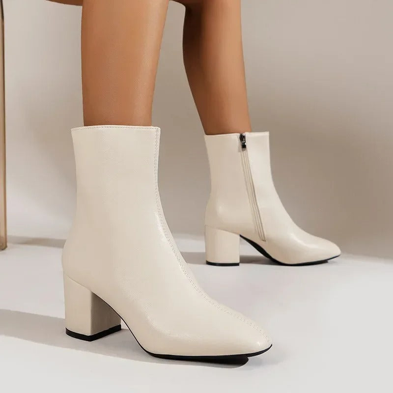Vallora | Witte Enkellaarsjes Dames met Glanzende Laklook, Blokhak & Spitse Neus