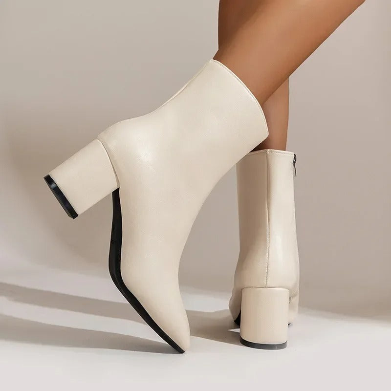 Vallora | Witte Enkellaarsjes Dames met Glanzende Laklook, Blokhak & Spitse Neus