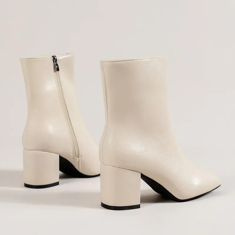 Vallora | Witte Enkellaarsjes Dames met Glanzende Laklook, Blokhak & Spitse Neus