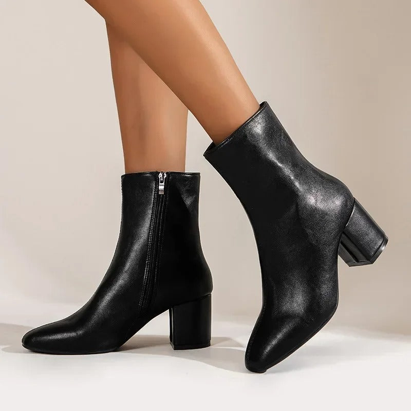 Vallora | Witte Enkellaarsjes Dames met Glanzende Laklook, Blokhak & Spitse Neus