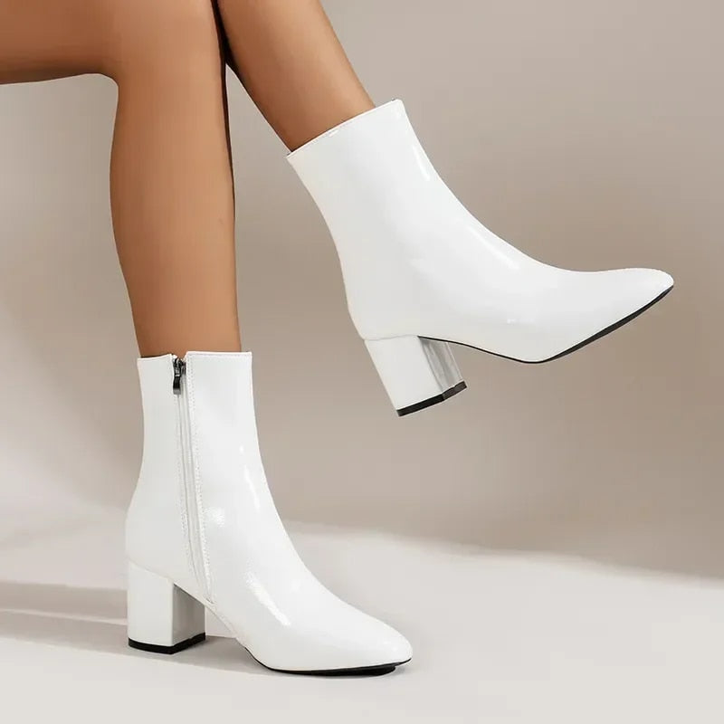 Vallora | Witte Enkellaarsjes Dames met Glanzende Laklook, Blokhak & Spitse Neus