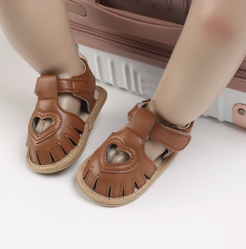LoviSteps™ | Barefoot Babysandalen met Hartjesuitsnede, Klittenbandsluiting en Gesloten Neus