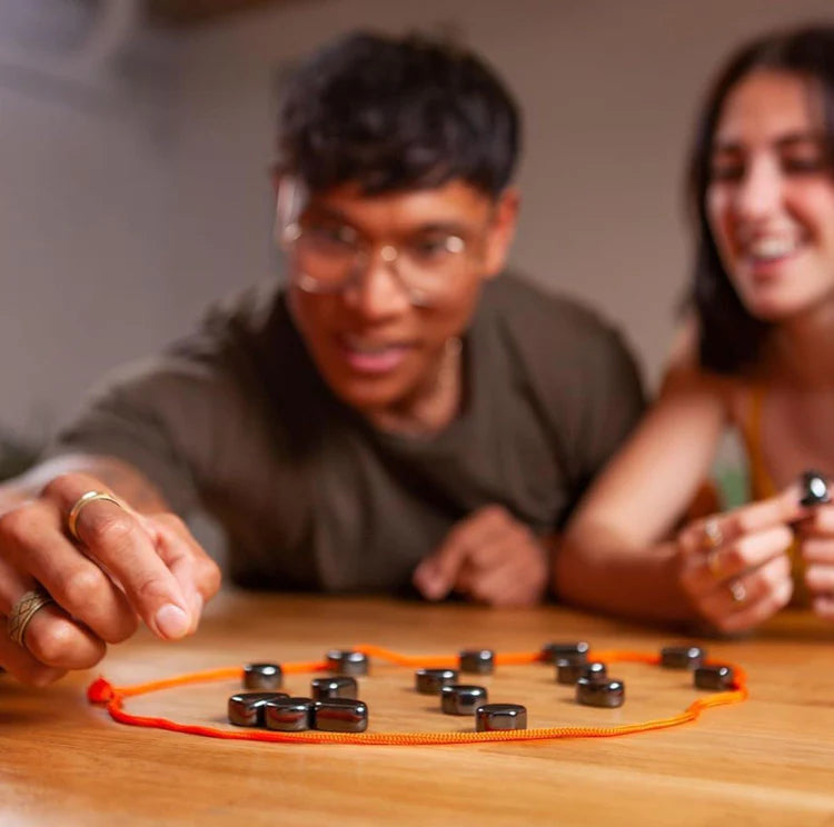 MagneLogic™ | Magnetisch Strategiespel met Stenen en Touw | Tactisch Gezelschapsspel voor Kinderen, Volwassenen en Spelletjesavonden