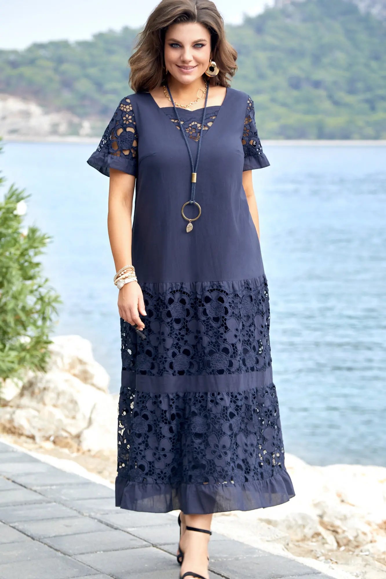 Marelle | Maxi-Jurk Dames | Marineblauw | Luchtige Zomerjurk | Korte Mouwen | Kanten Bloemen Details | Elegant & Casual