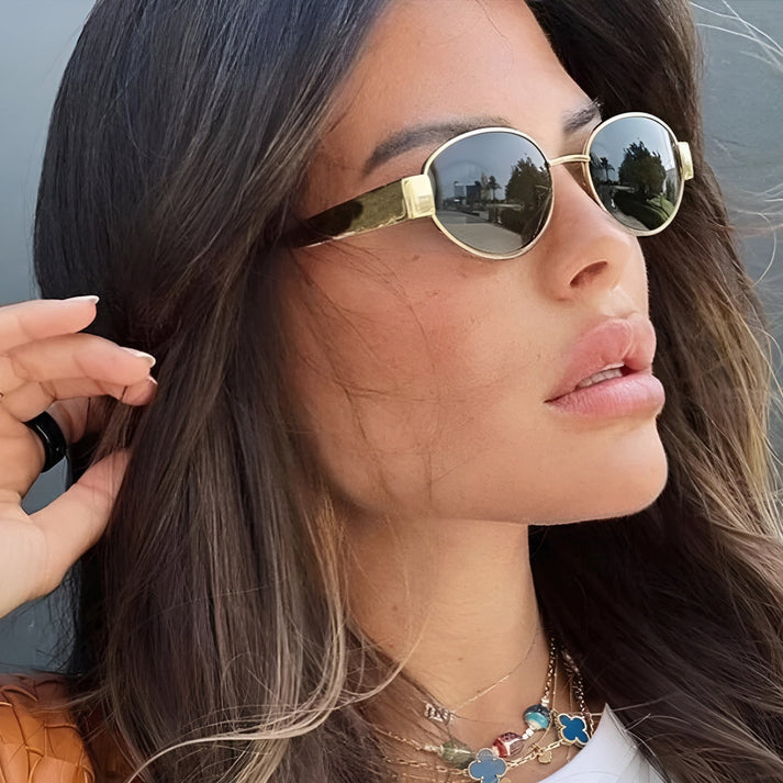Elisandre™ | Dames Retro Ovale Zonnebril | Luxe Gouden Statement Montuur met UV-Bescherming en Brede Pootjes