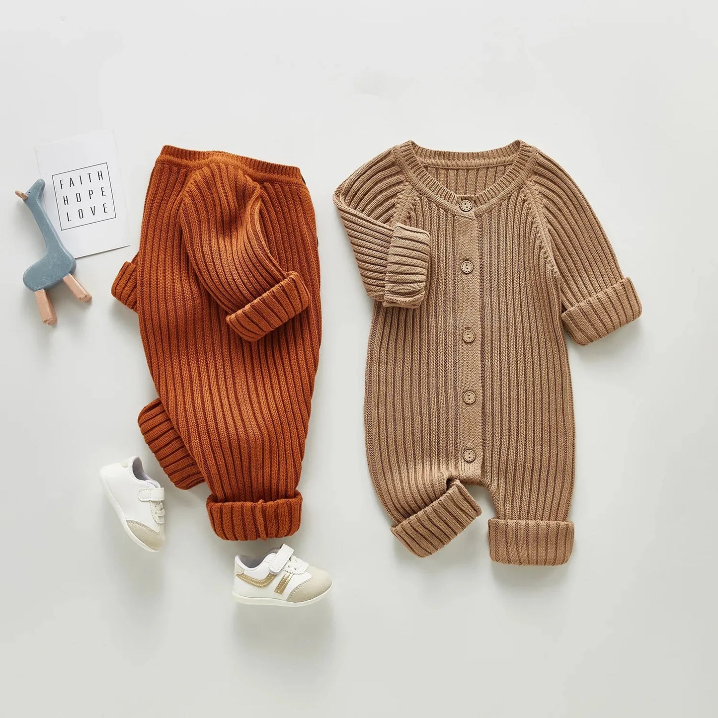 Soline™ | Unisex Gebreide Baby Jumpsuit | Zachte Ribstof met Houten Knopen voor Herfst en Winter