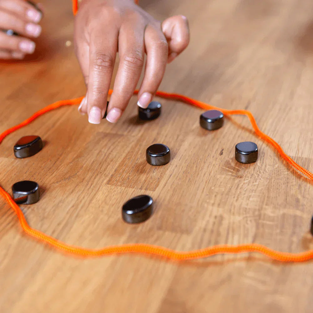 MagneLogic™ | Magnetisch Strategiespel met Stenen en Touw | Tactisch Gezelschapsspel voor Kinderen, Volwassenen en Spelletjesavonden