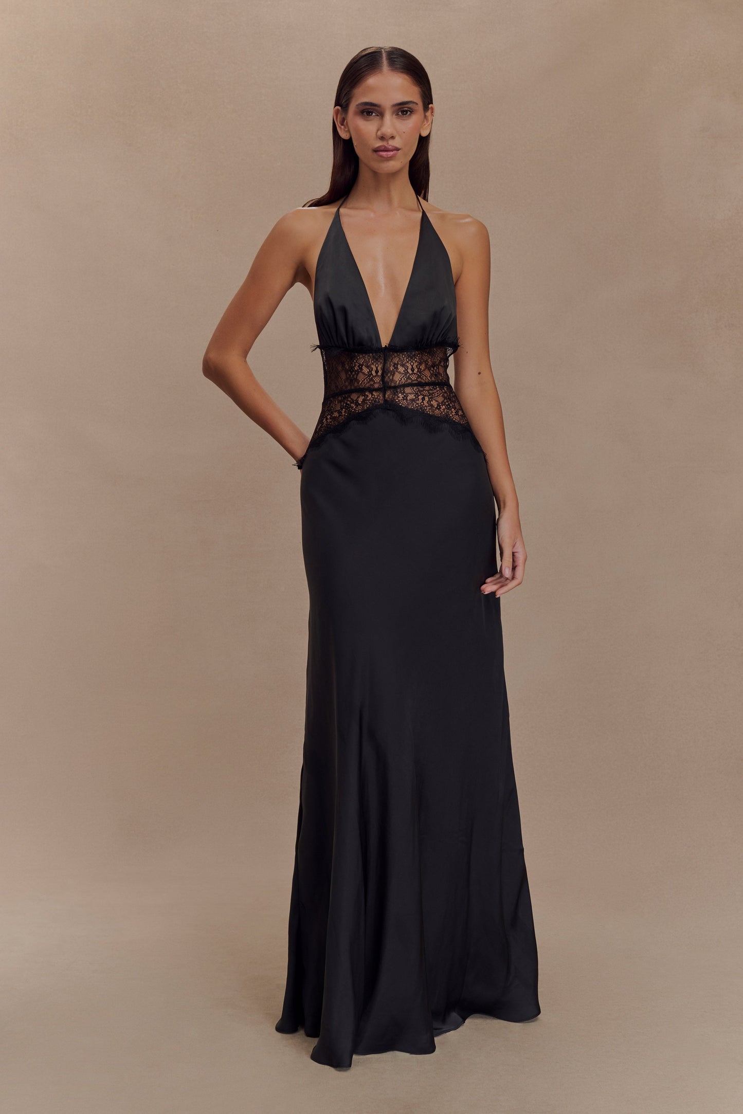 Elora | Halter Galajurk Dames | Satijnlook Zwarte Avondjurk | Kant & Open Rug | Diepe V‑Hals | Sexy & Elegant