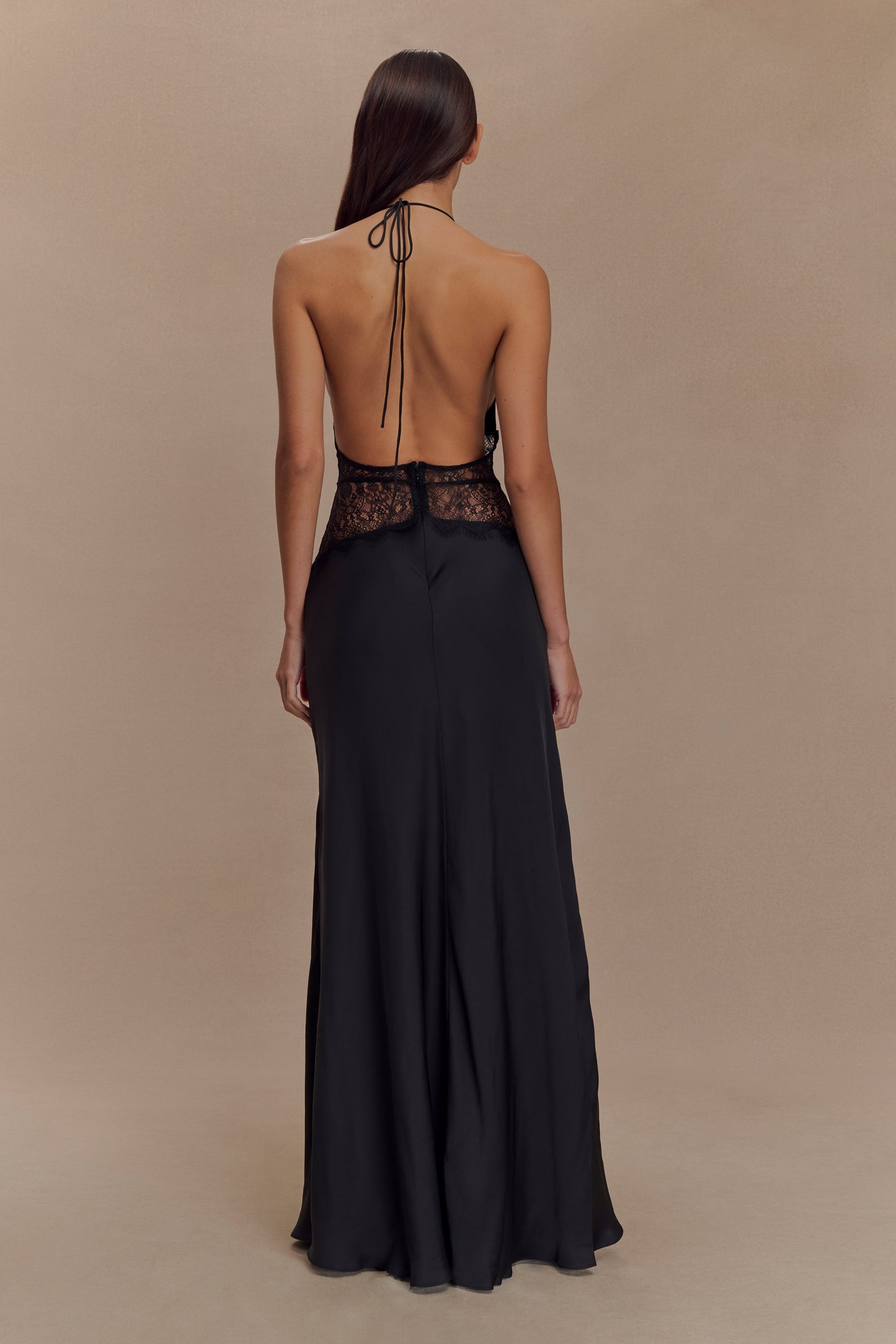 Elora | Halter Galajurk Dames | Satijnlook Zwarte Avondjurk | Kant & Open Rug | Diepe V‑Hals | Sexy & Elegant
