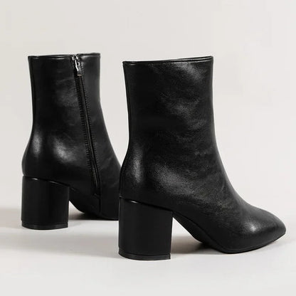 Vallora | Witte Enkellaarsjes Dames met Glanzende Laklook, Blokhak & Spitse Neus