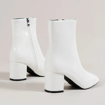 Vallora | Witte Enkellaarsjes Dames met Glanzende Laklook, Blokhak & Spitse Neus