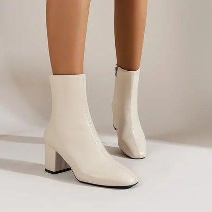 Vallora | Witte Enkellaarsjes Dames met Glanzende Laklook, Blokhak & Spitse Neus
