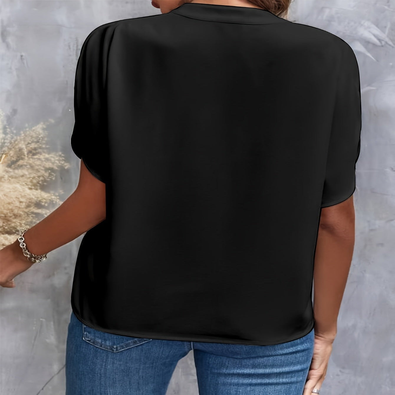 Valeria™ | Luxe Blouse met V-hals en Korte Mouwen