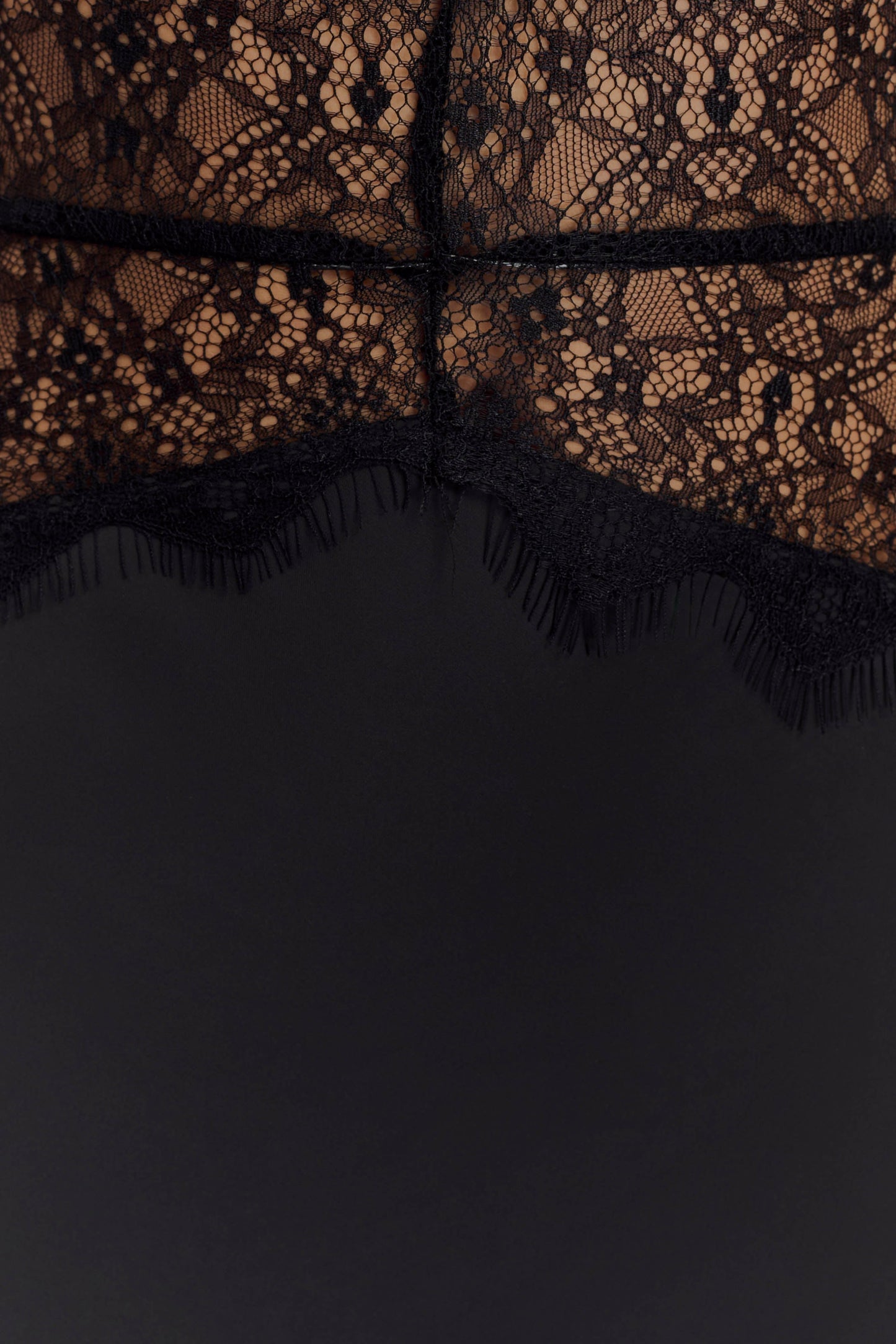 Elora | Halter Galajurk Dames | Satijnlook Zwarte Avondjurk | Kant & Open Rug | Diepe V‑Hals | Sexy & Elegant