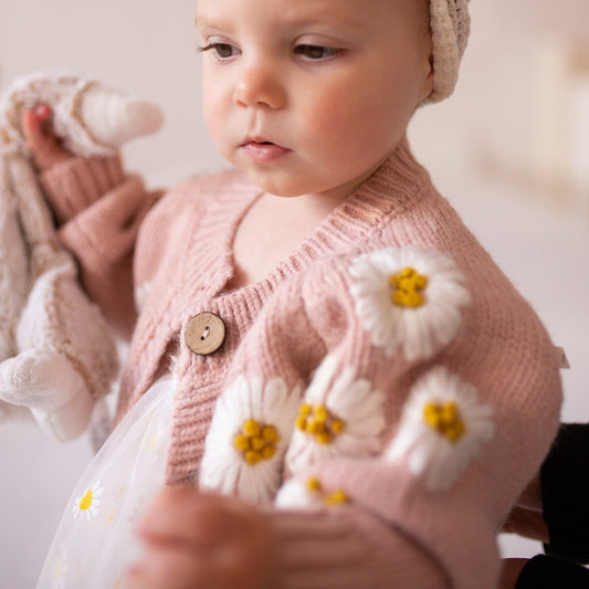 Lilou™ | Gebreid Meisjesvestje Met 3D Margrieten En Houten Knopen | Zacht Pastel Kinderkleding In Vintage Stijl