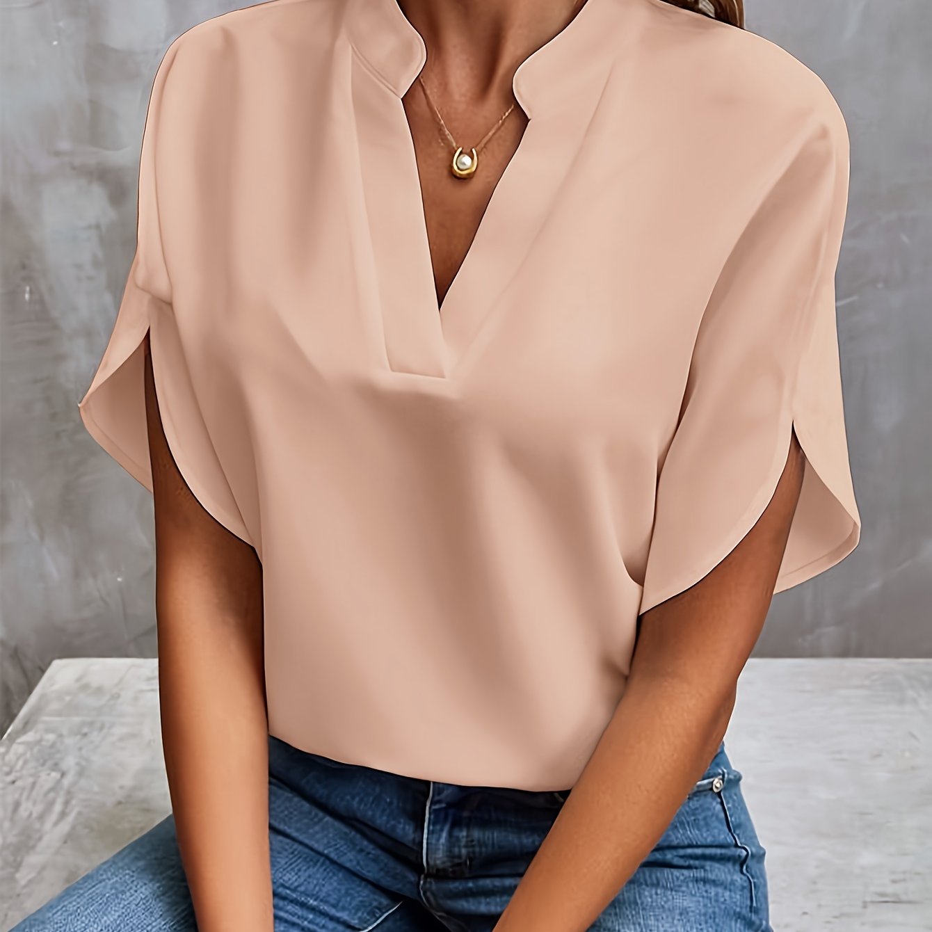 Valeria™ | Luxe Blouse met V-hals en Korte Mouwen