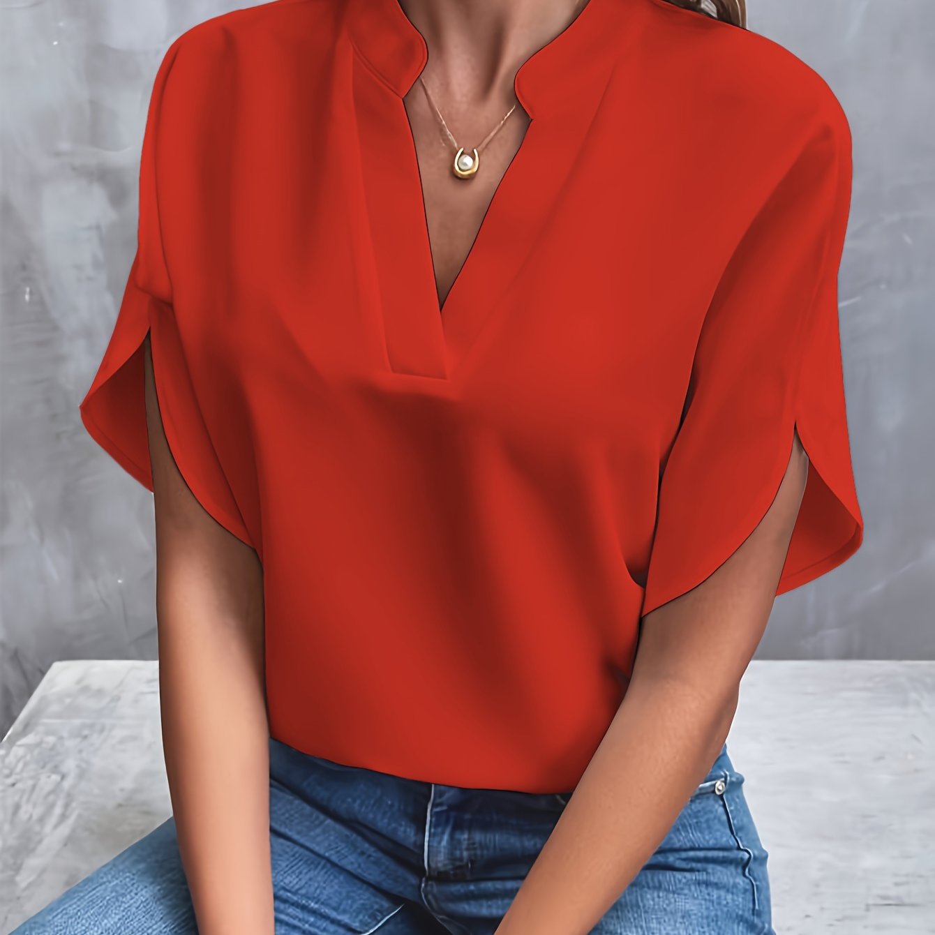 Valeria™ | Luxe Blouse met V-hals en Korte Mouwen