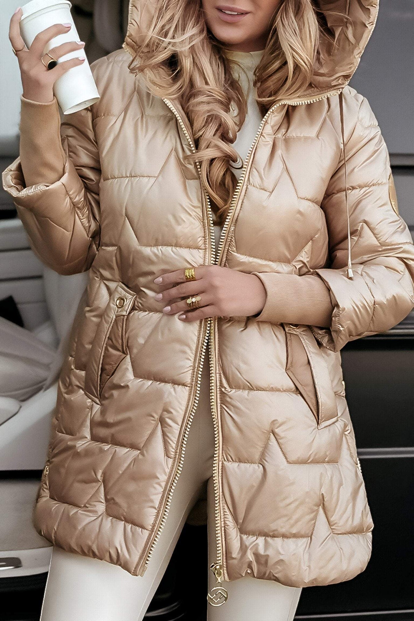 Alana™ | Warme Middellange Dames Winterjas met Capuchon en Luxe Glanzend Ontwerp