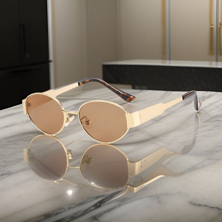 Elisandre™ | Dames Retro Ovale Zonnebril | Luxe Gouden Statement Montuur met UV-Bescherming en Brede Pootjes